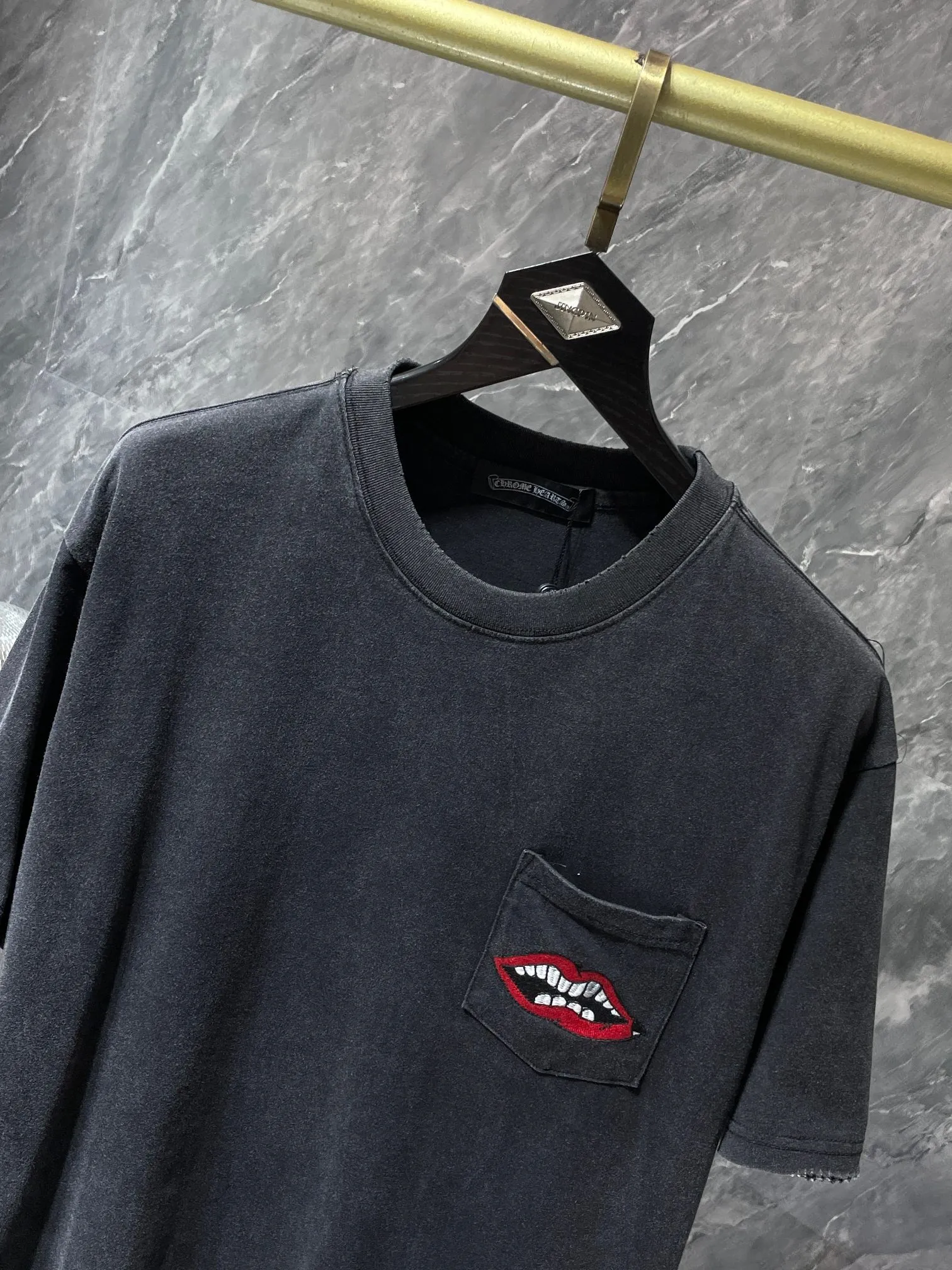 P186 New Chrome Hearts 25ss for summer. High weight, environmentally friendly and high-quality top-quality fabric 280g. Crow horseshoe red mouth, dark Sanskrit patch embroidered short sleeves. Purely hand-cut, heavy-duty fraying and washing process. Counter synchronization. Re-engraved version 1:1. Recommended color: black. Size: S, M, L, XL.
